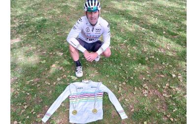 Patxi Cía, con el maillot de campeón del mundo de mountain bike