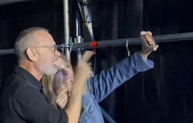Tom Hanks y su esposa Rita Wilson, durante el concierto de Bruce Springsteen en Barcelona
