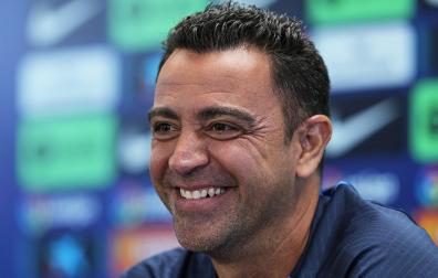 La sonrisa de Xavi Hernández durante la previa del Barcelona-Osasuna de LaLiga