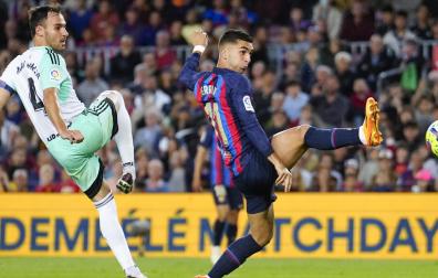 Unai García y Ferran, en el partido Barcelona-Osasuna