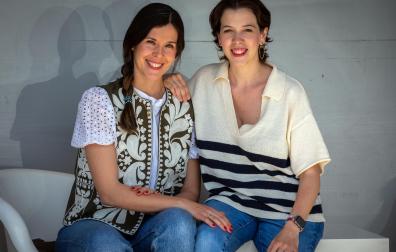 Paula Martínez Alfonso (izda) y Esther de la Rúa Rumí, vicepresidenta y presidenta de la Asociación Navarra de Matronas (Anama).
