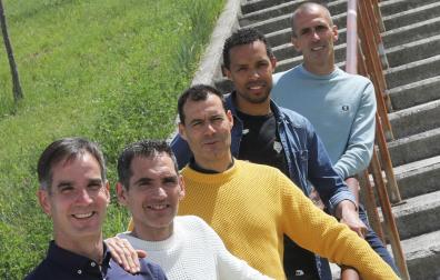 Juantxo Elía, Josetxo Romero, César Cruchaga, Valdo Lopes y Patxi Puñal, en un parque de Mutilva
