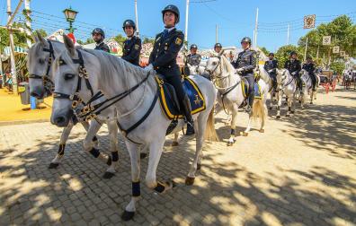 Agentes de Policía Nacional montados a caballo durante el reciente dispositivo con motivo de la Feria de Abril de la ciudad
