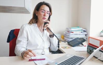 Una de las doctoras consulta los síntomas de un paciente con 'osasunitis' por teléfono