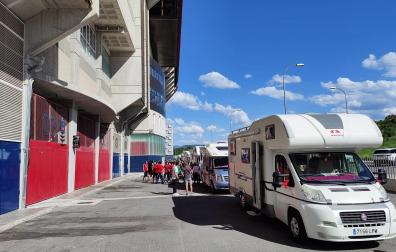 Salida de autocaravanas osasunistas desde El Sadar rumbo a Sevilla
