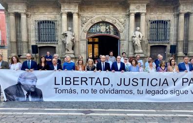 Concentración ante el Ayuntamiento de Pamplona en recuerdo de Tomás Caballero