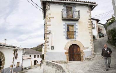 El alcalde de Castillonuevo, José Hernández, camina por las calles de la localidad navarra