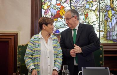 Mirada cómplice entre Ana Elizalde y Enrique Maya, que dejan la política municipal