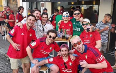 Aficionados de Osasuna por las calles de Sevilla.