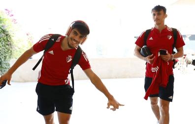Los jugadores de Osasuna Abde y Budímir, a su llegada a Sevilla