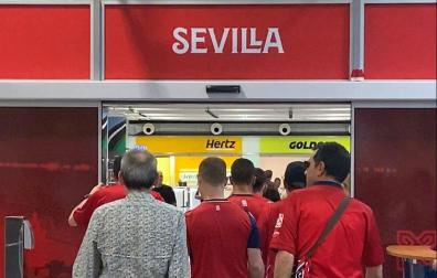 Un grupo de aficionados de Osasuna, a su llegada al aeropuerto de Sevilla