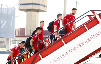 Momento en que los jugadores se suben al avión en Noáin, con Roberto Torres entre ellos