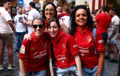Fotos de la afición de Osasuna por las calles de Sevilla.