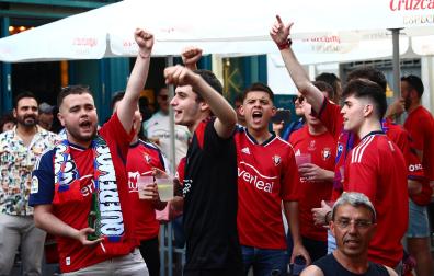 Fotos de la afición de Osasuna por las calles de Sevilla.