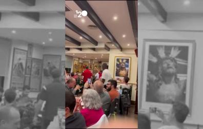 El alcalde de Madrid, José Luis Martínez -Almeida, también se une a la fiesta rojilla