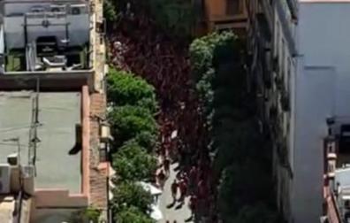 Los aficionados rojillos, que han convertido el centro de Sevilla en la plaza del Ayuntamiento un 6 de julio, entonan el Vals de Astráin, que resuena en toda la ciudad