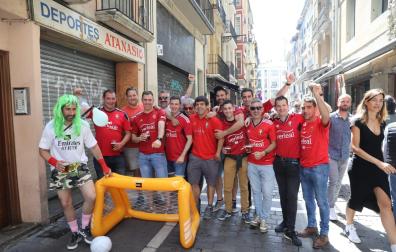 Fotos de los aficionados de Osasuna en las calles del centro de Pamplona el día de la final de la Copa del Rey frente al Real Madrid.