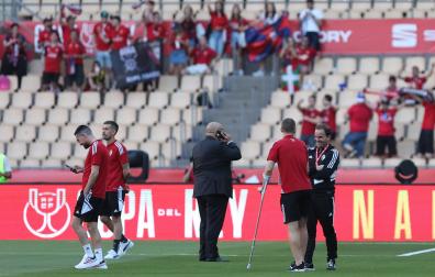 Primer contacto de los jugadores de Osasuna con el césped de La Cartuja en el día de la final