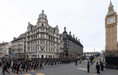 Militares desfilan este sábado junto al Big Ben londinense horas antes de la coronación de Carlos III