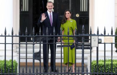 Los reyes de España, don Felipe y doña Letizia, a su salida de la residencia del embajador español en el Reino Unido para participar en la recepción del rey británico