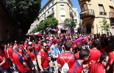 Fotos de los aficionados de Osasuna en Sevilla el día de la final de la Copa del Rey. /
