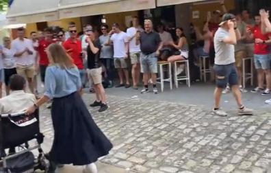 Juan Carlos Unzué pasea por las calles de Sevilla en su silla de ruedas junto a su mujer María, entre los aplausos de los aficionados de Osasuna