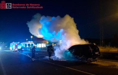 Los bomberos apagan el fuego en Muruarte de Reta