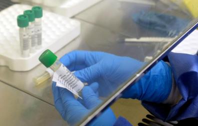 Un especialista en un laboratorio
