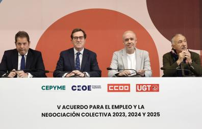 El presidente de CEPYME, Gerardo Cueva; el presidente de la CEOE, Antonio Garamendi; el secretario general de CCOO, Unai Sordo, y el secretario general de UGT, Pepe Álvarez, durante la firma del V Acuerdo para el Empleo y la Negociación Colectiva (AENC)