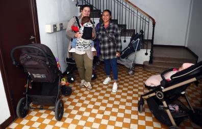 Anastasia y Karolina acudieron este martes a las oficinas de las Escuelas Infantiles a presentar la reclamación