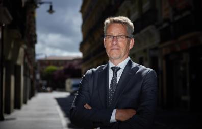 A* Jesús Garzaron
T* Teppo Markus Tauriainen, embajador de Suecia en España
F* 2023_05_10
L* Calle Nueva frente al Hotel Maisonave