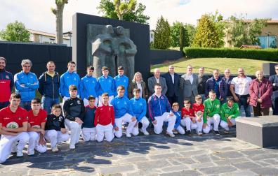 Pelotaris y delegados de los pueblos participantes en el Interpueblos de Navarra se dieron cita este jueves en el exterior del Museo Jorge Oteiza
