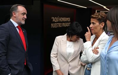 De izquierda a derecha: Javier Esparza (UPN), Laura Aznal (EH Bildu), María Chivite (PSN) y Begoña Alfaro (Contigo Navarra) conversan durante el reportaje fotográfico de Diario de Navarra