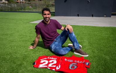 Raúl García, en Lezama, con dos camisetas suyas: una que usó en la semifinal de la UEFA con Osasuna y la del Athletic de esta temporada