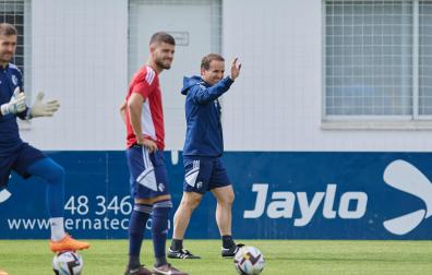 Jagoba Arrasate saluda a unos aficionados, junto a Aitor Fernández e Iker Muñoz