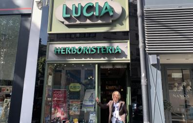 Juli Vegas, junto al escaparate de la herboristería Lucía, en la calle Sancho el Mayor