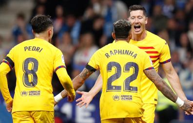 El delantero polaco del FC Barcelona Robert (d) Lewandowski celebra su segundo gol