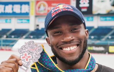 El atleta pamplonés Courage Adams posa con la medalla de plata