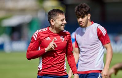 El futbolista abulense, junto a Abde, en Tajonar