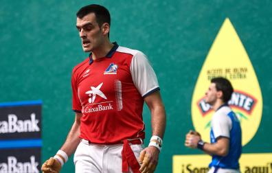 Gesto de contrariedad de Ezkurdia en el partido de semifinales del Manomanista
