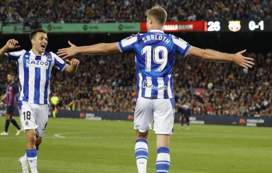 Sorloth celebra el segundo gol de la Real Sociedad en el Camp Nou, este sábado