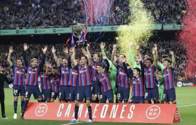 Los jugadores del Barcelona, con el trofeo de campeones de Liga