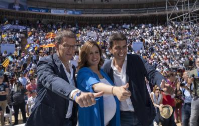 Alberto Núñez Feijóo, junto a la candidata a la alcaldía de Valencia, Maria José Catalá; y el presidente del PP de la Comunitat Valenciana, Carlos Mazón Guixot, en el acto electoral de este domingo