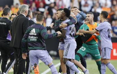 El banquillo del Valencia recrimina a Vinícius sus gestos a la grada cuando se retira del campo tras ser expulsado
