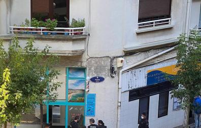 Momento del arresto del fugitivo junto a una peluquería de San Sebastián.