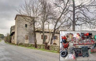 Palacio de Elio, en Ciriza, y cajas de herramientas, azadas, rastrillos e incluso cascos de obra, entre otros objetos