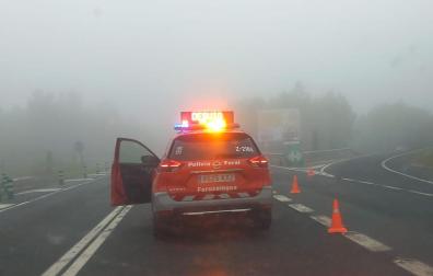 Una patrulla de la Policía Foral, desviando el tráfico