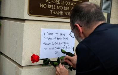 Un fan de Tina Turner deposita una rosa y un mensaje en la puerta de acceso a la vivienda de la cantante en Kuesnacht, Suiza