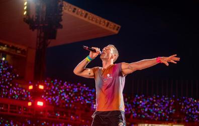 El cantante de la banda británica Coldplay, Chris Martin, durante el primer concierto en el Estadi Olímpic de Barcelona