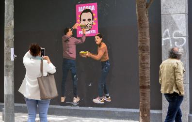 Dos personas observan el nuevo mural de LKN